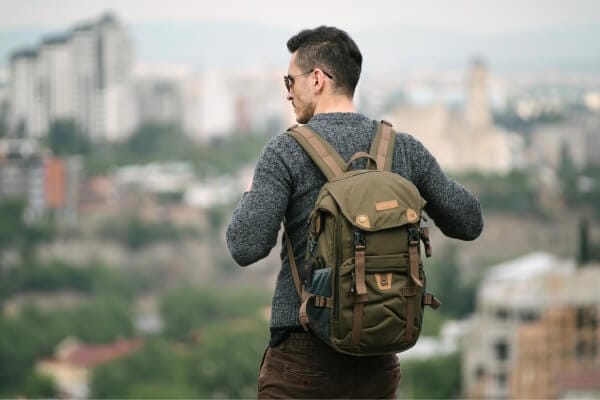 viajante com mochila nas costas