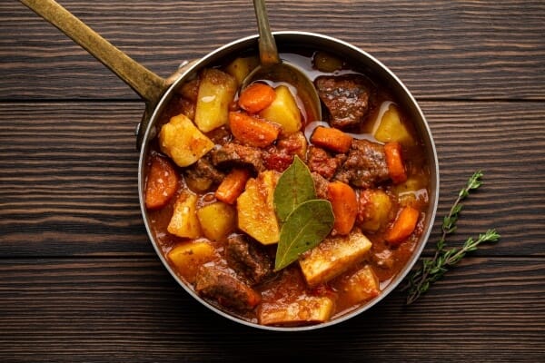 Prato típico argentino com carne, batatas e legumes