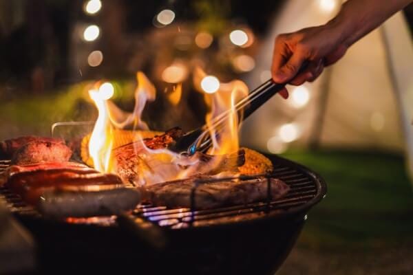 Diferentes tipos de churrasco ao redor do mundo, incluindo cortes de carne e acompanhamentos