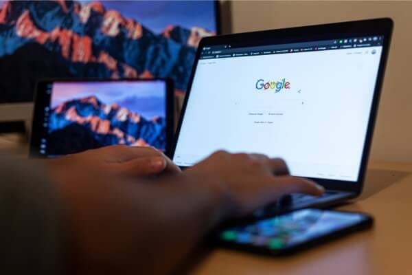 Descubra como economizar na compra de passagens aéreas com o Google Voos e planeje sua viagem sem gastar muito.
