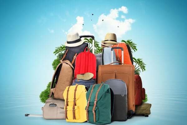 Imagem de uma etiqueta resistente em uma mala de viagem, com as informações do proprietário e destino