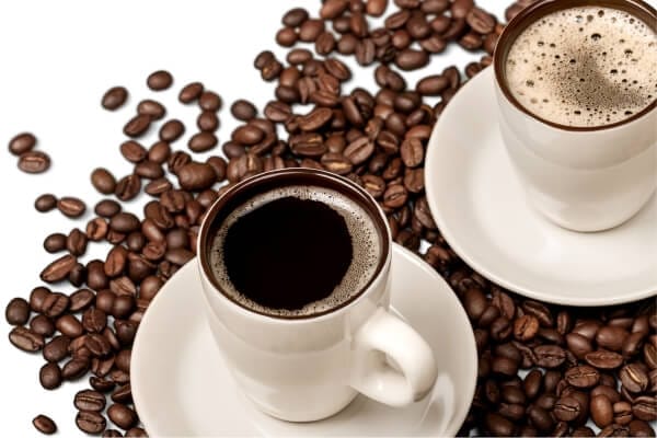 Xícara de café quente com grãos de café torrados ao fundo