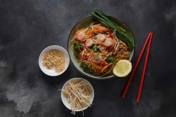 Prato de Pad Thai, um dos pratos mais populares da culinária tailandesa, com macarrão de arroz, camarão, broto de feijão e amendoim
