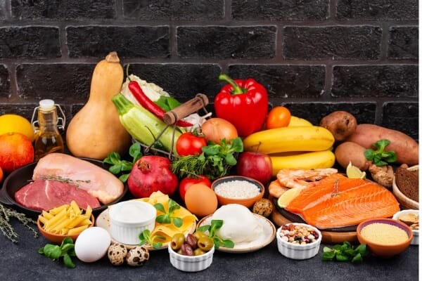 Frutas e verduras em uma cesta, representando uma alimentação saudável e equilibrada