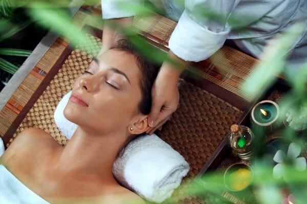 Mulher relaxando em um spa de luxo