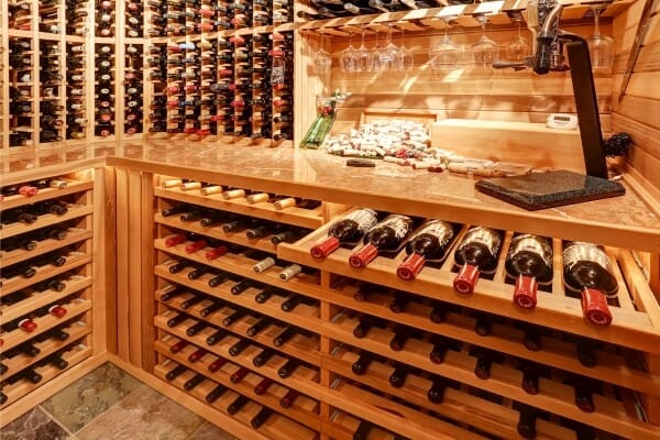 Imagem de uma adega de vinho todas em madeira de lei, representando o enoturismo nas vinícolas pelo mundo.