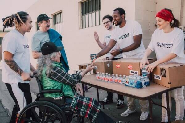 Voluntários trabalhando em um projeto social