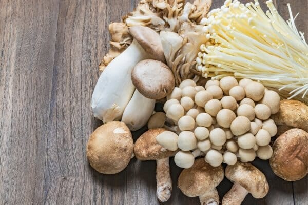 Foto de um prato com cogumelos fatiados e ervas frescas
