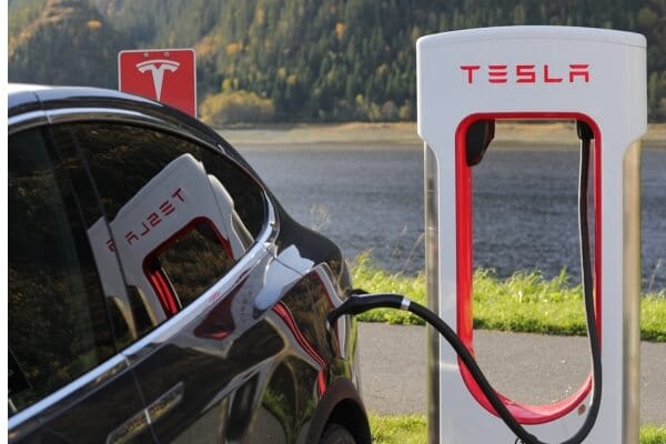 Descubra as últimas novidades em tecnologia e infraestrutura para veículos elétricos em 2023. Conheça as tendências em mobilidade sustentável, as políticas públicas de incentivo à adoção de carros elétricos, os avanços em sistemas de condução autônoma e muito mais. Leia agora mesmo!