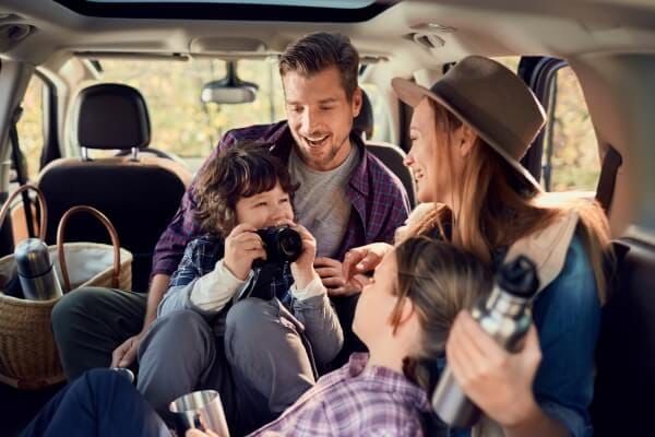 Descubra os melhores destinos, dicas e organização para uma viagem em família tranquila e sem estresse. Encontre resorts all-inclusive, destinos no Brasil, dicas para pais de primeira viagem e muito mais.